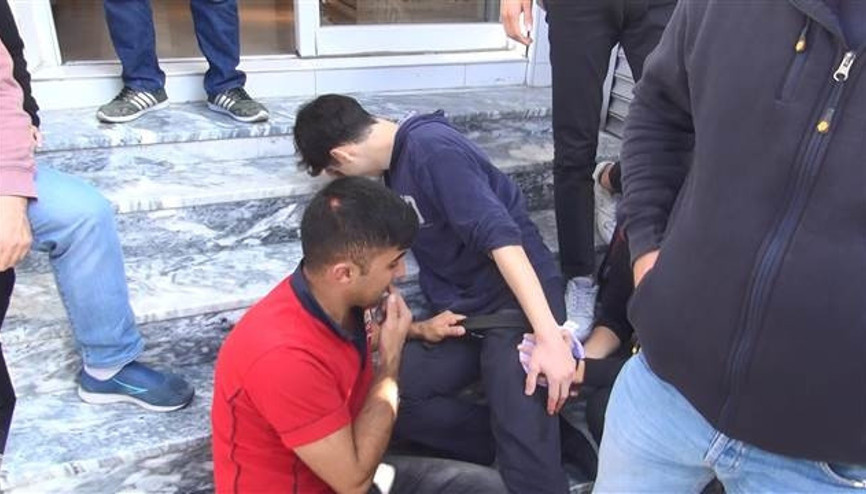 Esenyurtta öğrenciye gaspçı bıçağı