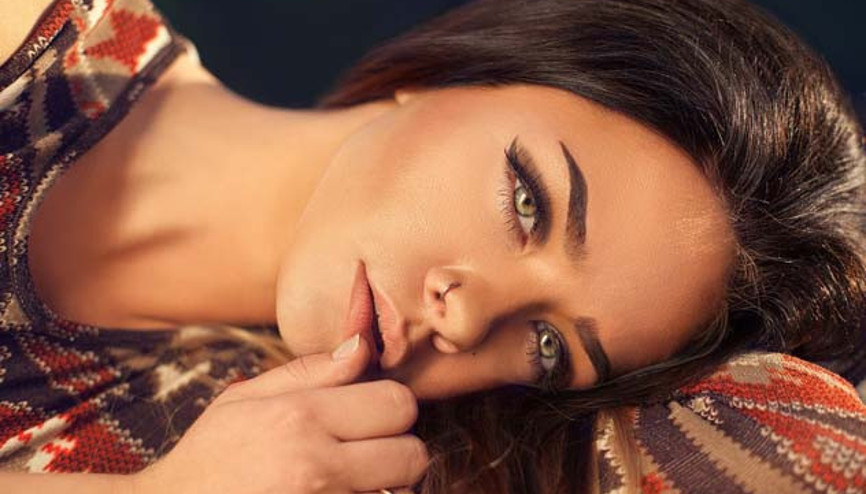 Dumanlı Göz Makyajı Yapmanın 10 Adımı