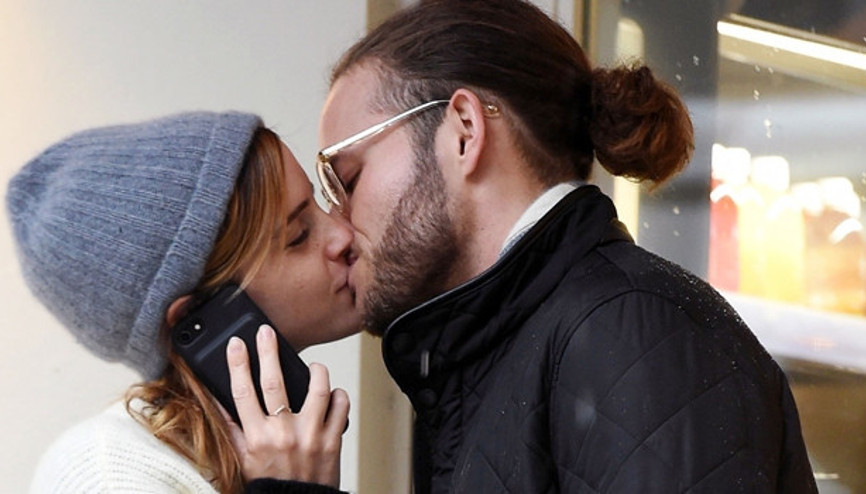 Hem öpüştü hem konuştu