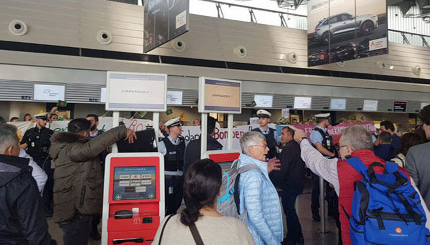 THY gişesini işgal edip Türklere saldırdılar
