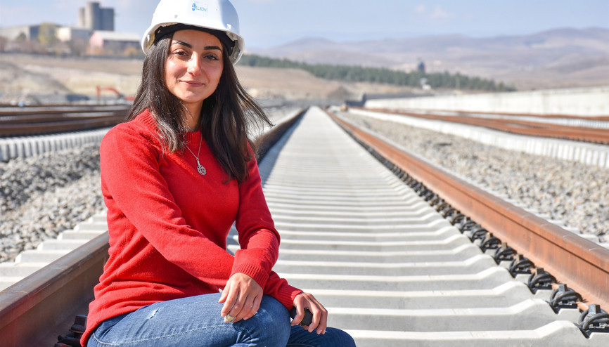 Demir yoluna kadın eli değdi