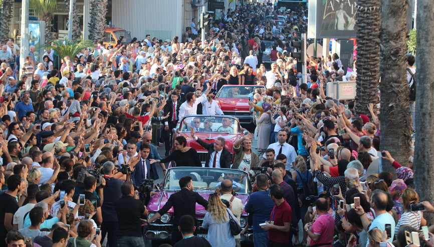 Binlerce kişi akın etti 56’ncı Antalya Altın Portakal Film Festivali kortejle başladı