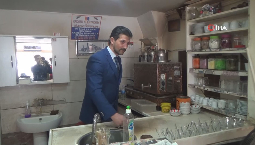 20 yıldır takım elbiseli, memur değil çaycı