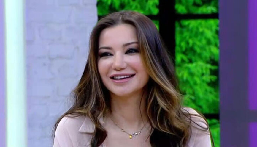 Esra Ezmeci kimdir