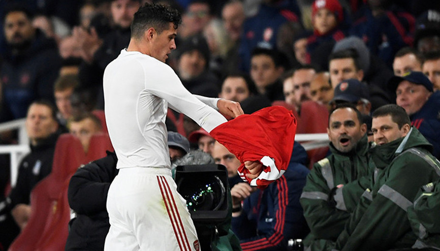 Belhanda gibi küfreden Xhakayı teknik direktörü affetmedi