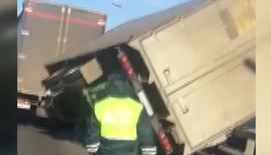 Fırtına, köprü üstündeki tırı yan yatırdı