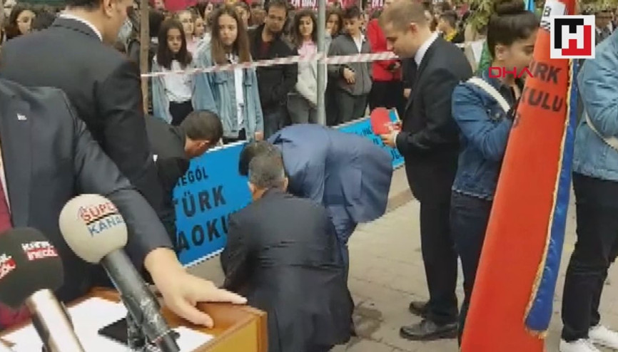 Cumhuriyet Bayramı töreninde şiir okumak için beklerken fenalaştı