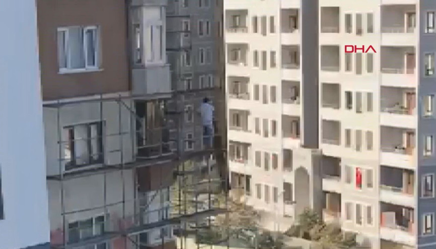 İnşaat işçisinin tehlikeli çalışması kamerada