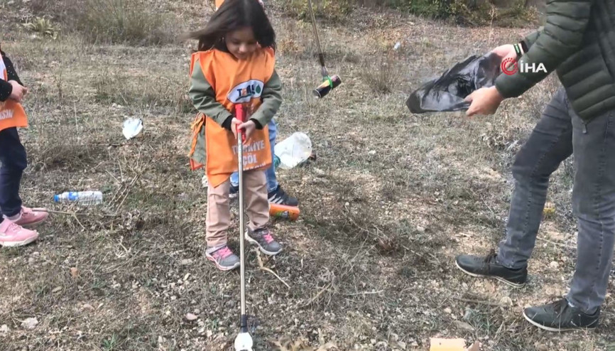 Çevreci minik Zeynepe çöp toplama aparatı hediye edildi Çevreci minik Zeynepe çöp toplama aparatı hediye edildi