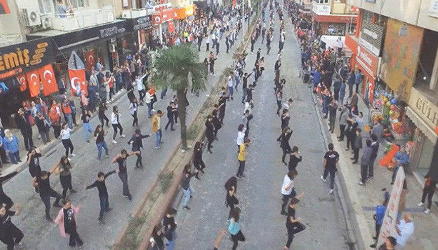 Ödemişte 2 bin kişi aynı anda zeybek oynadı