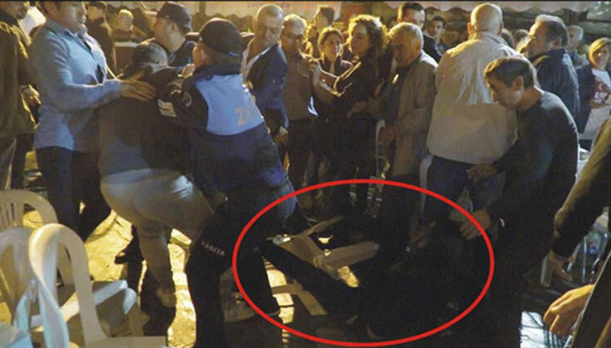 Selçuktaki 29 Ekim kutlamalarında Başkan Sengele saldırı Selçuktaki 29 Ekim kutlamalarında Başkan Sengele saldırı