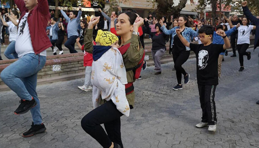 Kucağında bebeğiyle zeybek oynayan anne, o anları anlattı