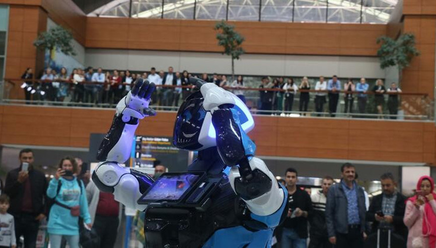 Sabiha Gökçen Havalimanında danışma hizmeti verecek robot göreve başladı