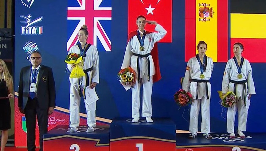 İrem Yaman, altın madalyasını aldı, asker selamını çaktı