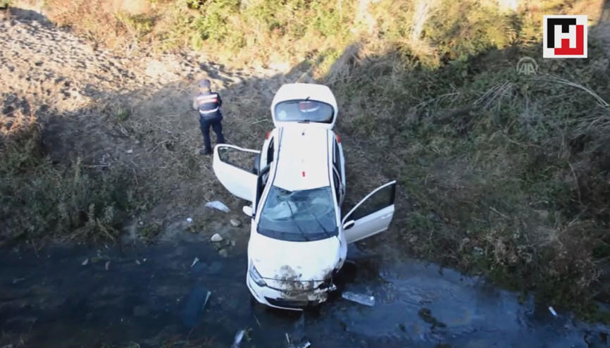 Dereye düşen otomobildeki 2 öğretmen ağır yaralandı -