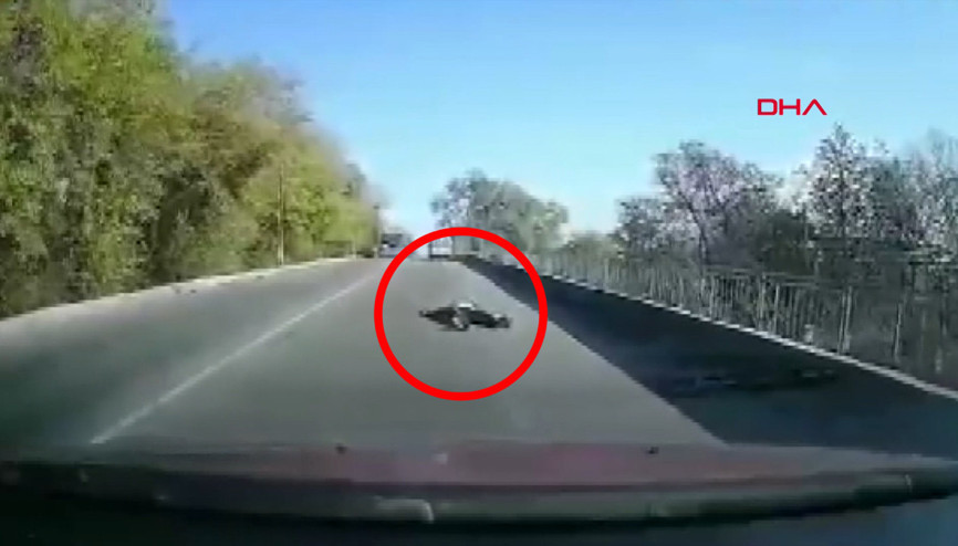 Hareket halindeki ambulanstan yola düştü