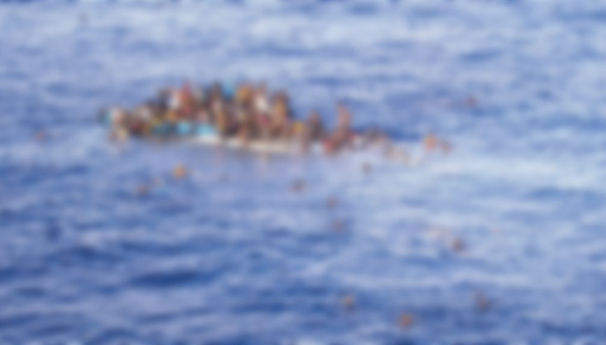 Göçmen teknesi kayalara çarparak battı
