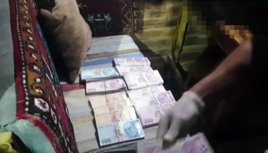 Deste deste para buldular Ultraviyole ışığıyla bile çözemedi...