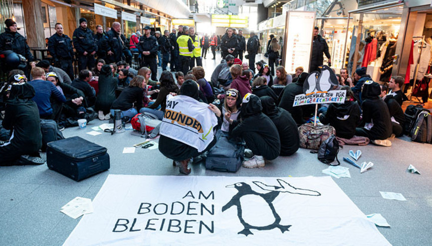 Tegel Havalimanı’nda iklim protestosu