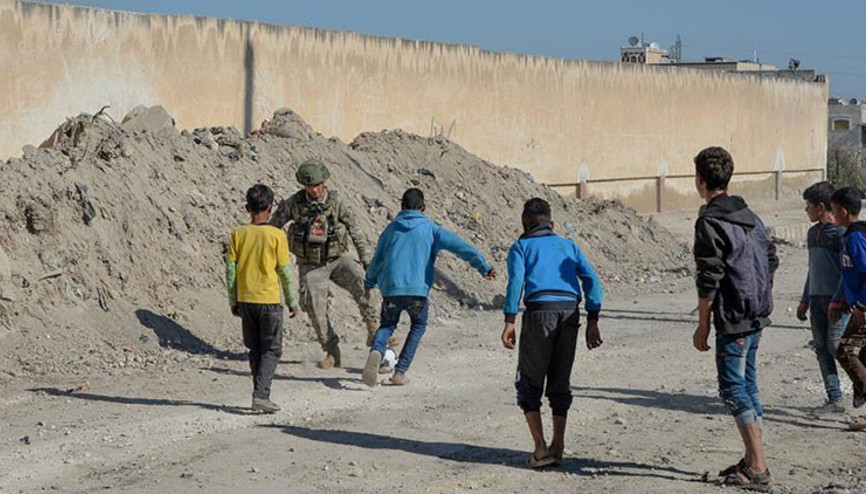 Mehmetçik Rasulayndaki çocuklarla maç yaptı