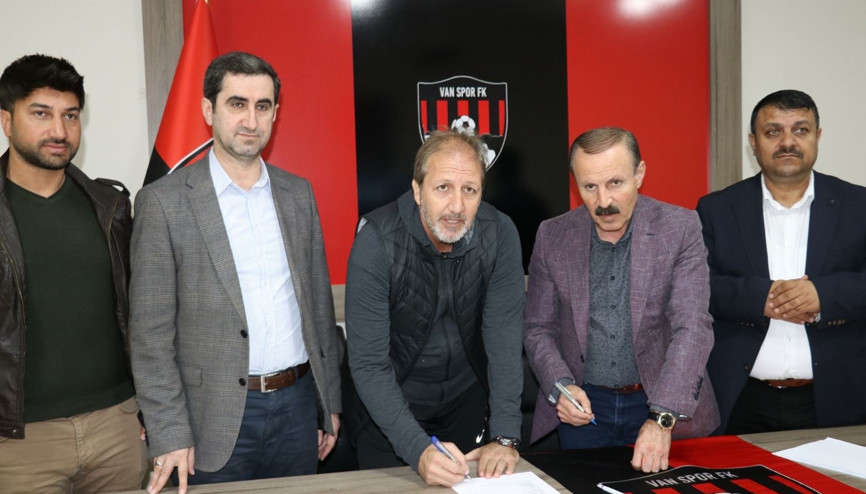 Van Spor FK’da imza töreni