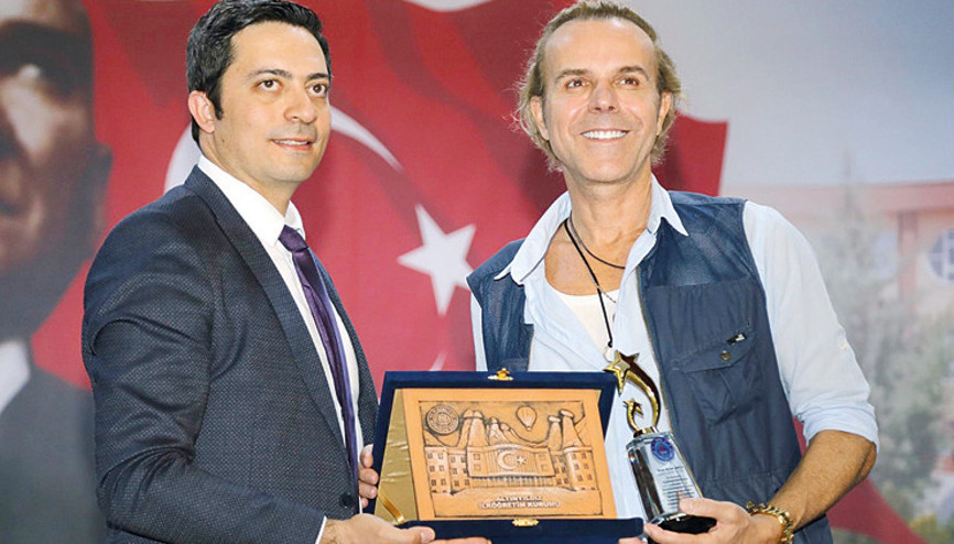 Soner Arıcaya anlamlı ödül