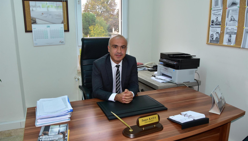 Öğretmen ve öğrencileri için makam odasından vazgeçti