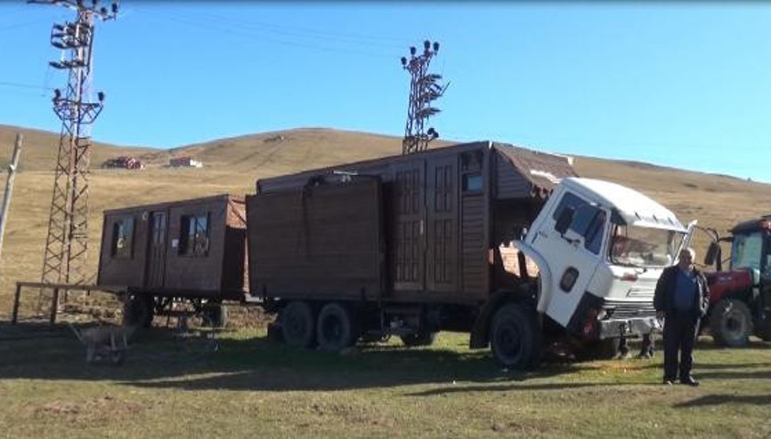 Kemal Sunal filmi gerçek oldu; ahşap evi kamyon kasasına monte etti