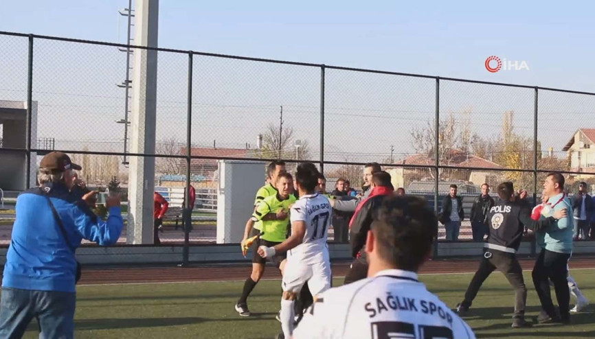 Kırmızı kartı gördü hakeme saldırdı