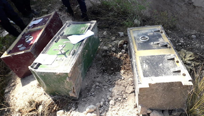 Çaldıkları çelik kasaları toprağa gömerek saklamışlar