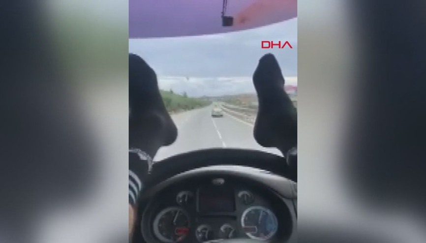 Ayaklarını direksiyona koyarak otomobil kullandı