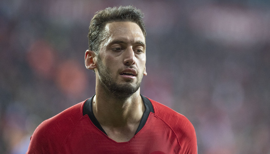 Hakan Çalhanoğludan Alman basınına asker selamı açıklaması Çok yazık