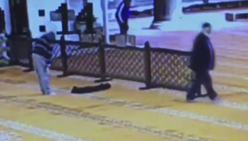 Sultanahmet ve Süleymaniye Camiilerinden ayakkabı çalan şüpheli kamerada