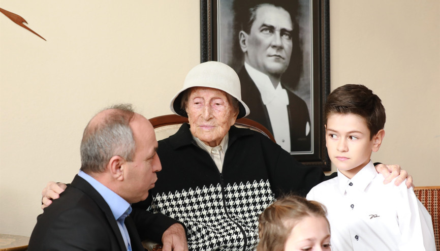 Öğrencilerden 104 yaşındaki emekli öğretmene ziyaret