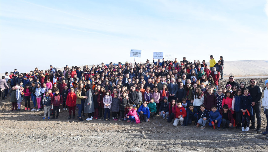 Öğretmeler için meyve fidanı dikildi