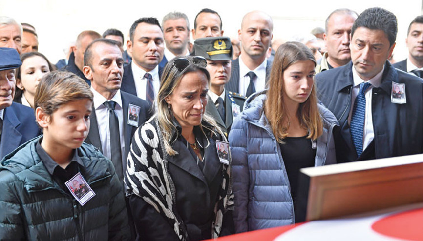 Eşinin yanında
