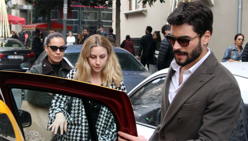 Akın Akınözü annesi ve sevgilisine eşlik etti Gelin-kaynana alışveriş yaptı