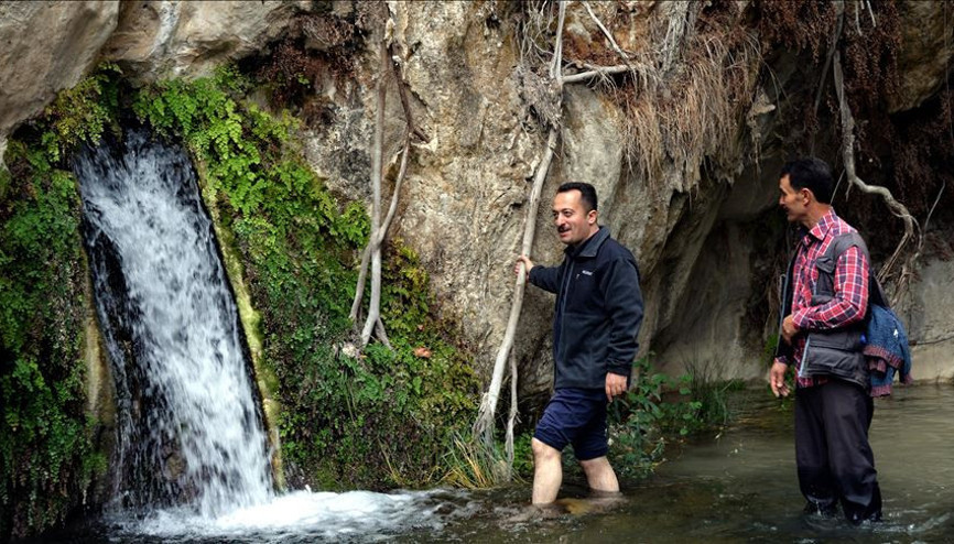 Bilecikte kayaların içinden çıkan sıcak su kaynağı ilgi görüyor