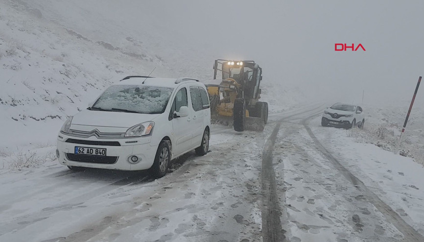 Tunceliye mevsimin ilk karı; yollar kapandı, araçlar yolda kaldı