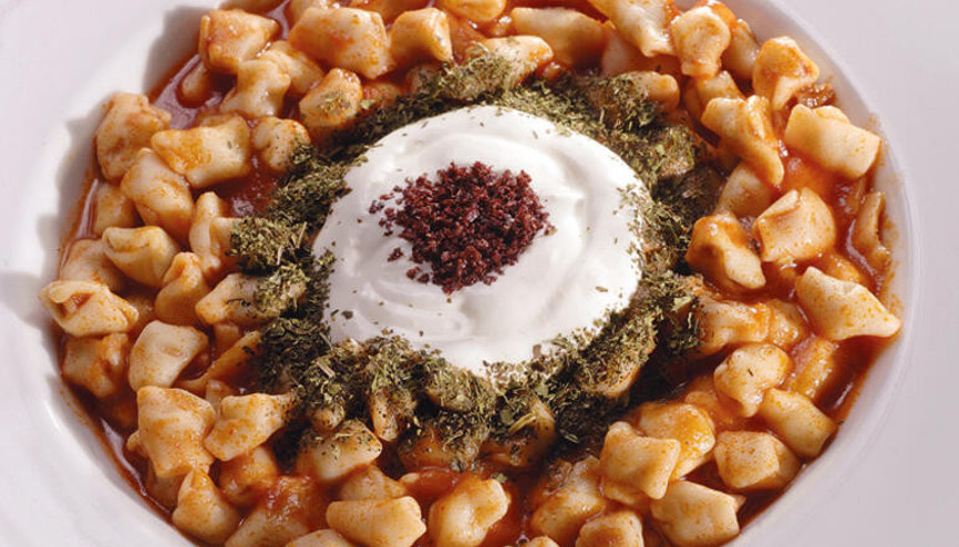 Kayseri mantısı (hamuru) nasıl yapılır Bir kaşığa 40 tane sığan Kayseri mantısının tarifi