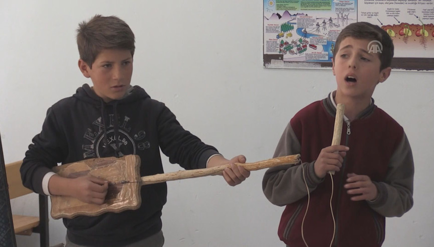 Tahta, kova ve kasadan yaptıkları enstrümanlarla hayallerini gerçekleştirdiler