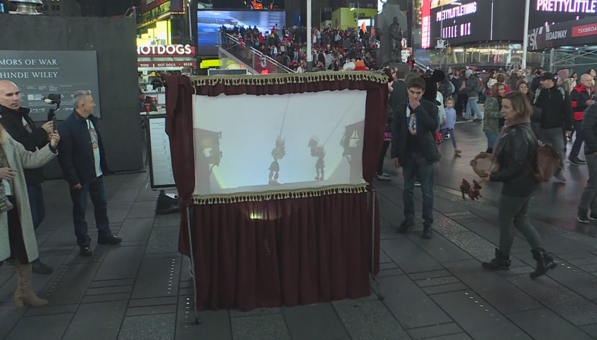 Times Meydanında Karagöz-Hacivat gösterisi