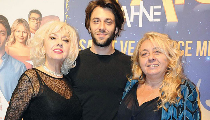 Kamuran Akkor torunu Cengiz Orhonlu ile aynı sahnede