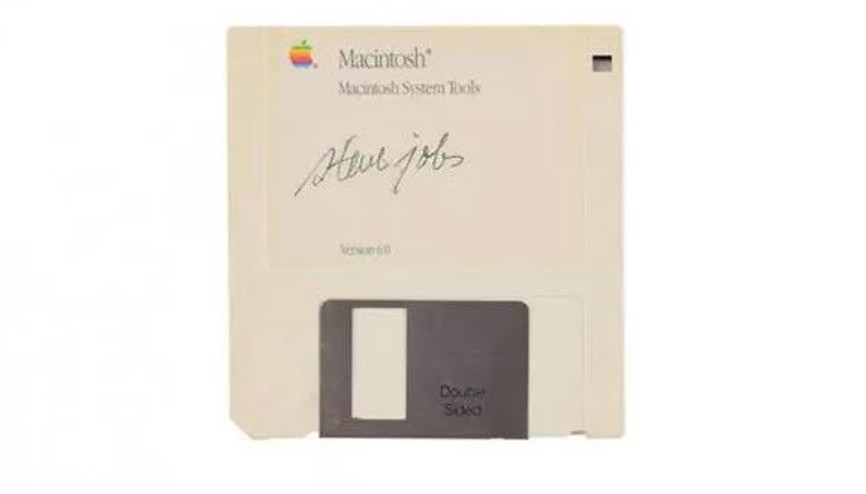 Steve Jobsın imzaladığı disketin fiyatı dudak uçuklatıyor Steve Jobsın imzaladığı disketin fiyatı dudak uçuklatıyor