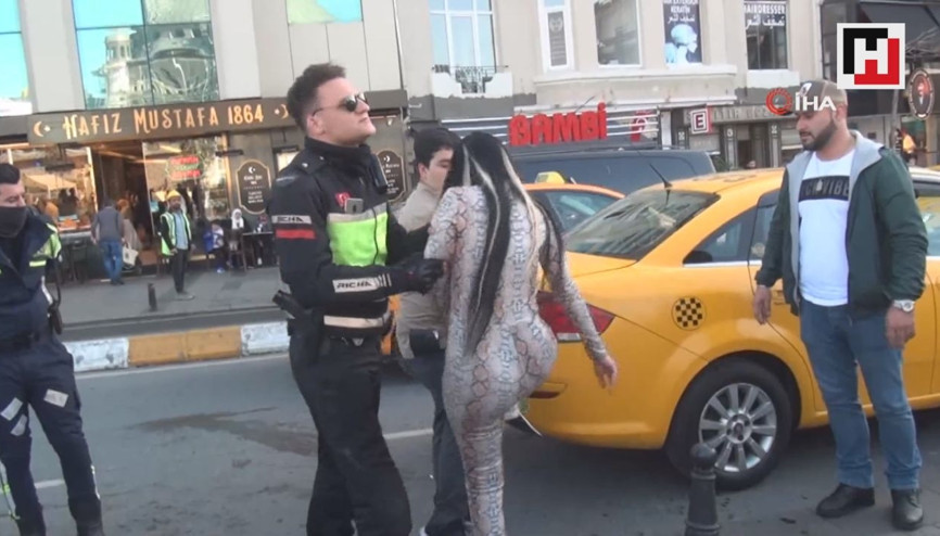 Alkollü kadın Taksim’i birbirine kattı