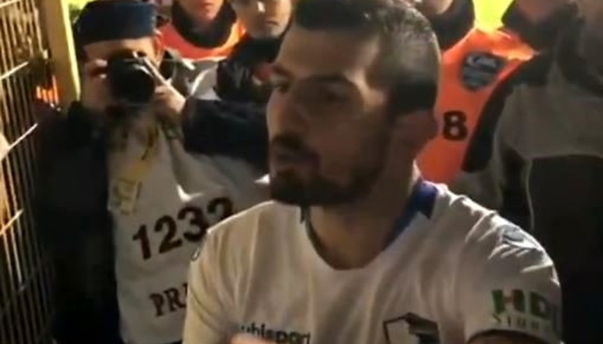 Emrah Başsan annesine küfreden taraftarla tartıştı