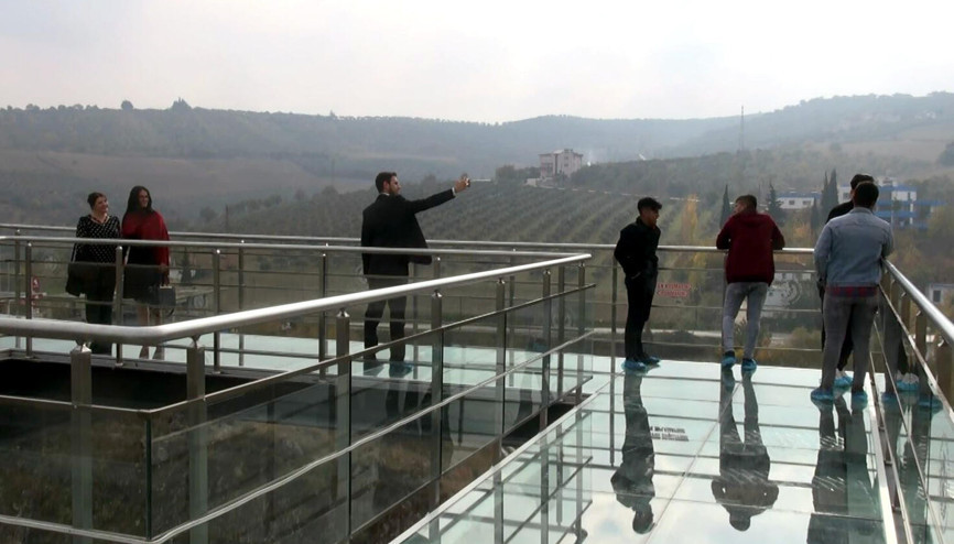 Cam terasa turistlerden yoğun ilgi Cam terasa turistlerden yoğun ilgi