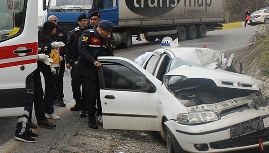 Kastamonuda TIR ile otomobil çarpıştı: Biri bebek 3 ölü, 2 yaralı
