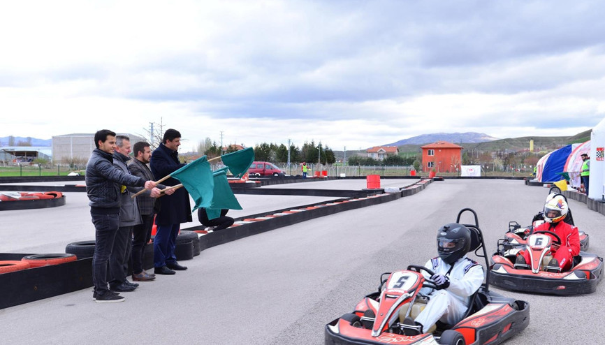 Üniversitelilerin Karting sınavı