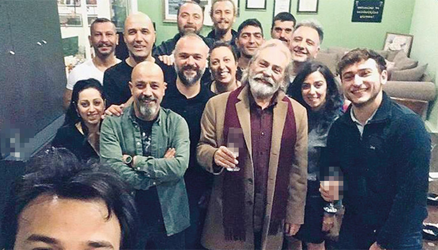 Haluk Bilginer ödülü ekibiyle kutladı